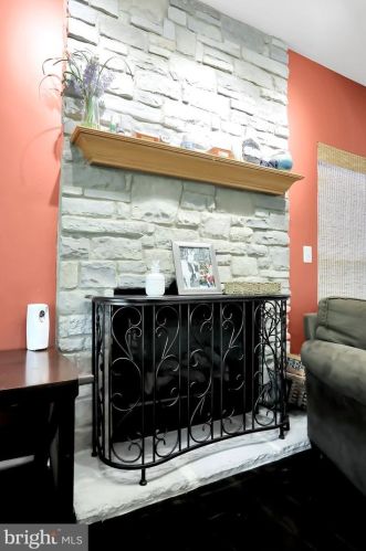 357 Locust Grove Dr, Purcellville VA  20132-3285 exterior