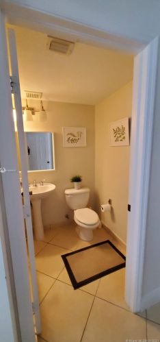 902 143 Ter, Hollywood FL  33027-6151 exterior