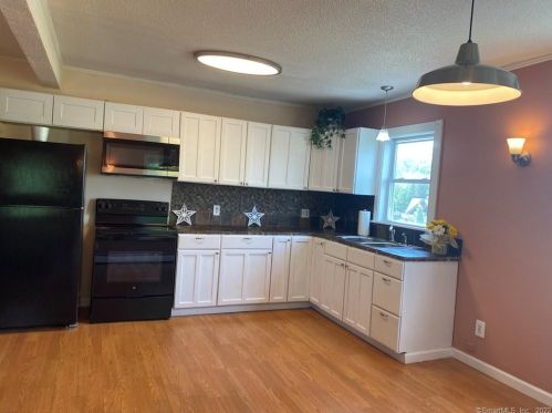 96 Charter Oak St, Manchester CT  06040-6211 exterior