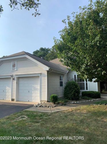 14 Greenhaven Ct, Lakewood, NJ 08701-7530