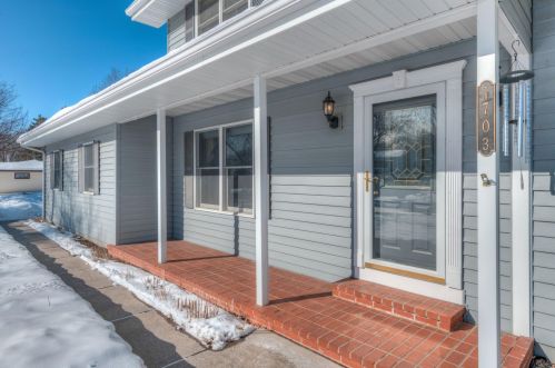 1703 Chestnut Dr, Hudson, WI 54016-1405