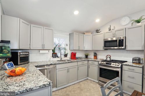 123 Maple Ave, West Deptford NJ  08093-1136 exterior