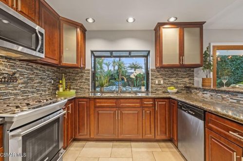 2005 Hull Ct, Simi Valley CA 93063-3701 exterior