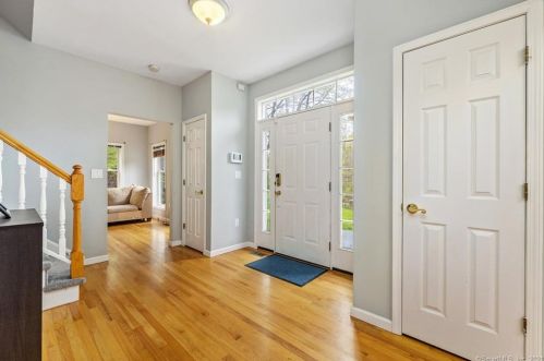 104 Dodgingtown Rd, Bethel, CT 06801-3211