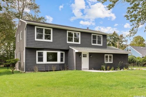266 Bayview Dr, Oakdale, NY 11769-2260