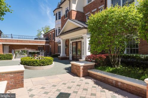 221 Victoria Mews, Princeton NJ  08542-3748 exterior