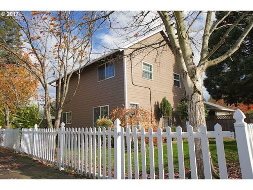 2737 G St, Hubbard, OR 97032-9685