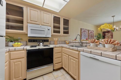 920 La Barbera Dr, San Jose, CA 95126-3933