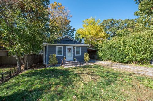 80 Halesite Dr, Scotts Beach, NY 11789-1940