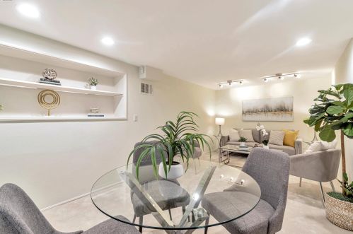 2800 Kingsland Ave, Oakland CA  94619-3325 exterior
