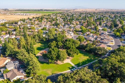 107 Sandalwood Dr, Vacaville CA  95687-5239 exterior