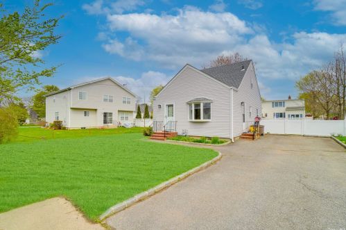 23 Helena Ave, Bethpage NY  11714-4825 exterior