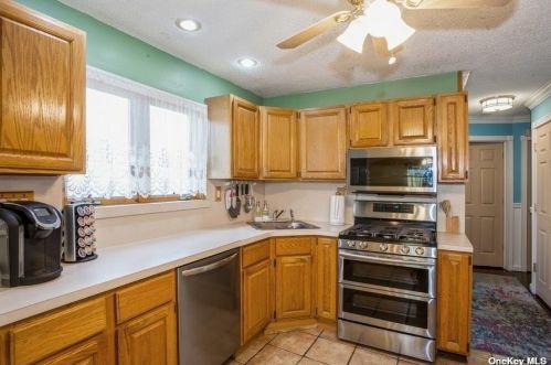 1 Laura Dr, South Setauket NY  11720-3068 exterior