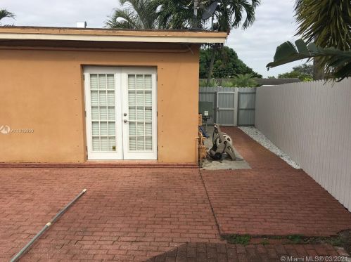 7898 173rd St, Hialeah FL  33015-3855 exterior