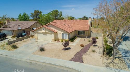 2869 La Vida Dr, Lancaster CA  93535-5873 exterior