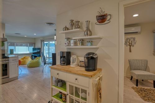 70 Santa Monica St, Palm Springs CA  92264-5257 exterior
