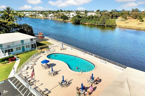 2520 Federal Hwy, Boynton Beach FL  33435-7713 exterior