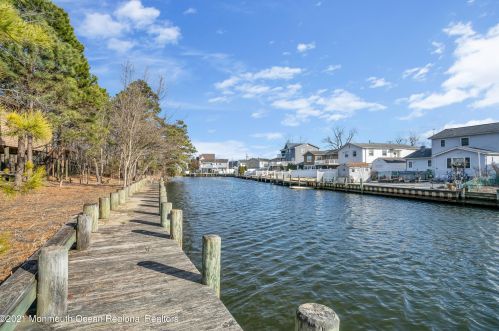 49 Cherokee Ln, Bricktown NJ  08724-4405 exterior