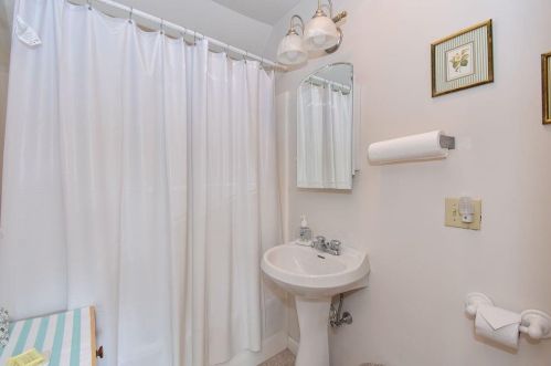 38 Noble St, South Kingstown RI  02882-3941 exterior