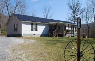 7425 Bradshaw Rd, Salem, VA 24153-2233