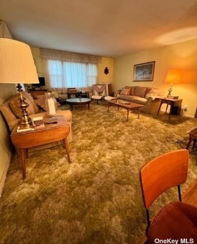 362 Walnut St, North Lindenhurst, NY 11757-4734