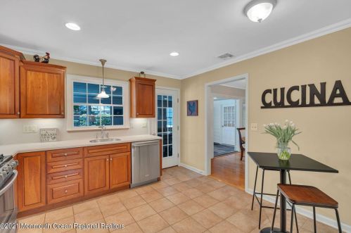 33 Pelican Rd, Middletown NJ  07748-3237 exterior