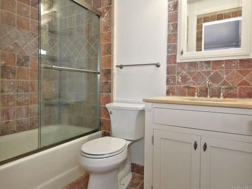 152 Brush Hollow Cres, Rye Brook NY  10573-1624 exterior