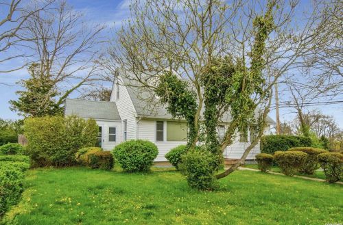 206 Dickinson Ave, Elwood, NY 11731-1023