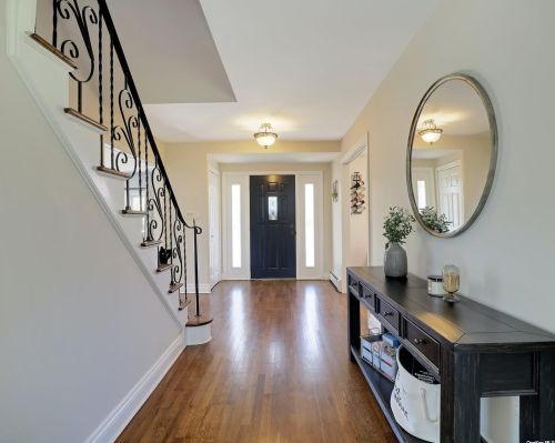 87 Wexford Dr, Oakdale NY  11769-1438 exterior