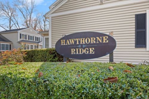 26 Hawthorne Ridge Cir, Bridgeport CT  06611-5724 exterior