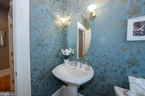 315 Blackburn Dr, Berwyn PA  19312-2801 exterior