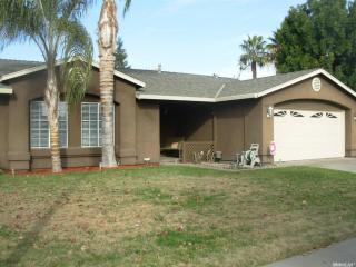 2049 Laredo Ln, Riverbank, CA 95367-9623