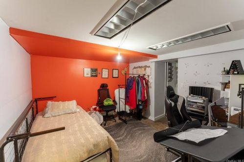 4 Hillside Ter, Airmont NY  10901-2105 exterior