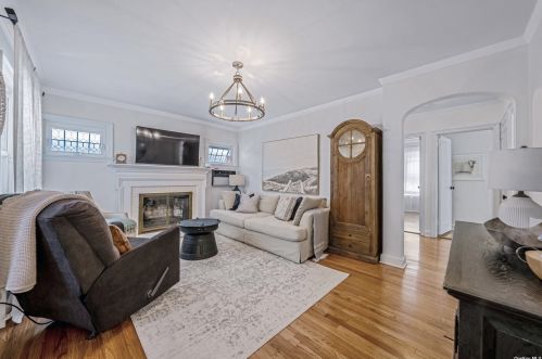 18 Jefferson St, New Hyde Park NY  11040-1912 exterior