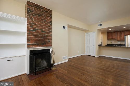 323 9th St, Washington, DC 20003-2116