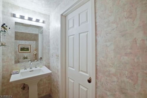 4 Millay Ct, Teaneck NJ  07666-6465 exterior