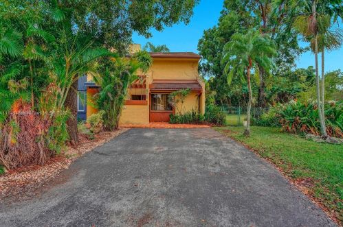 7692 Oakmont Cir, Hialeah FL  33015-2046 exterior