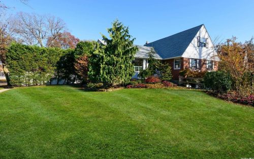 900 Baldwin Dr, Westbury, NY 11590-1447