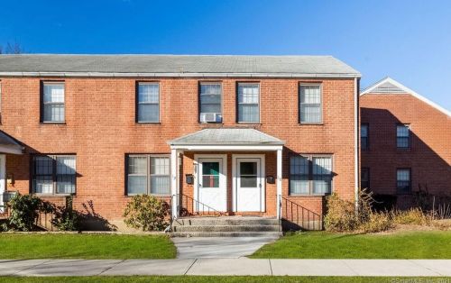 10 Nob Hill Cir, Bridgeport, CT 06610-1816