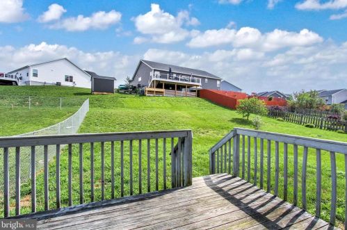 90 Hemlock Dr, Hanover PA  17331-9422 exterior