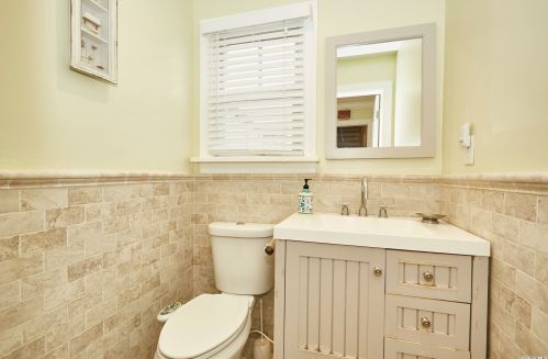 18 Pinewood Ln, New Hyde Park NY  11040-3321 exterior
