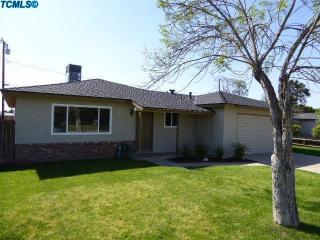 819 Latimer St, Tulare CA  93274-6130 exterior