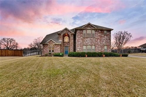 724 Lakewood Dr, Kennedale, TX
