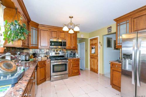 69 Walter Ave, Hicksville NY  11801-5354 exterior