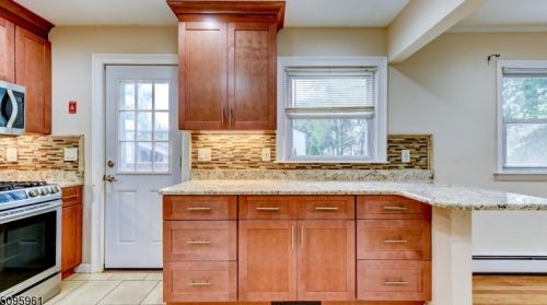 31 Midvale Ave, Lake Hiawatha NJ  07034-1008 exterior