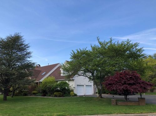 27 Miller Farms Dr, Miller Place, NY 11764-2441