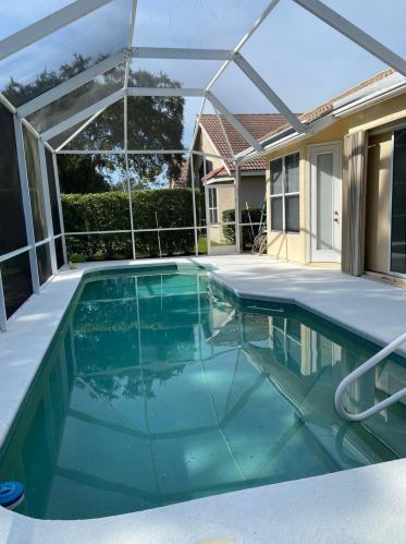 653 Lake Charles Cir, Fort Pierce, FL 34986-3428