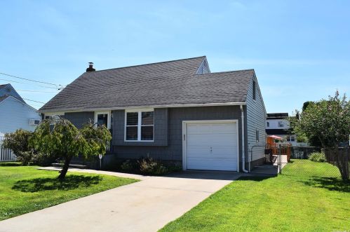 319 29th St, North Lindenhurst, NY 11757-3618