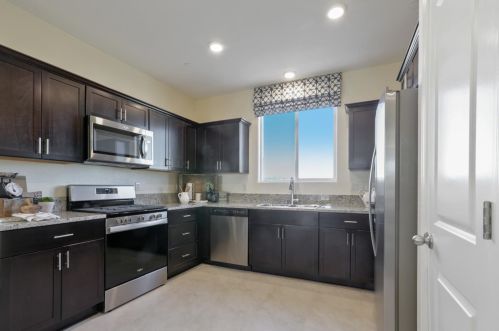 1409 Mission Dr, Los Banos, CA 93635-6500