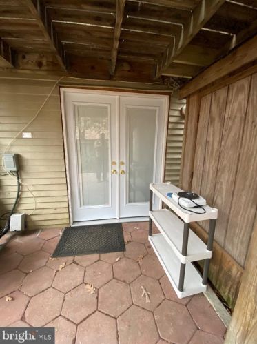 8458 Blue Oak Ct, Springfield VA  22153-3557 exterior